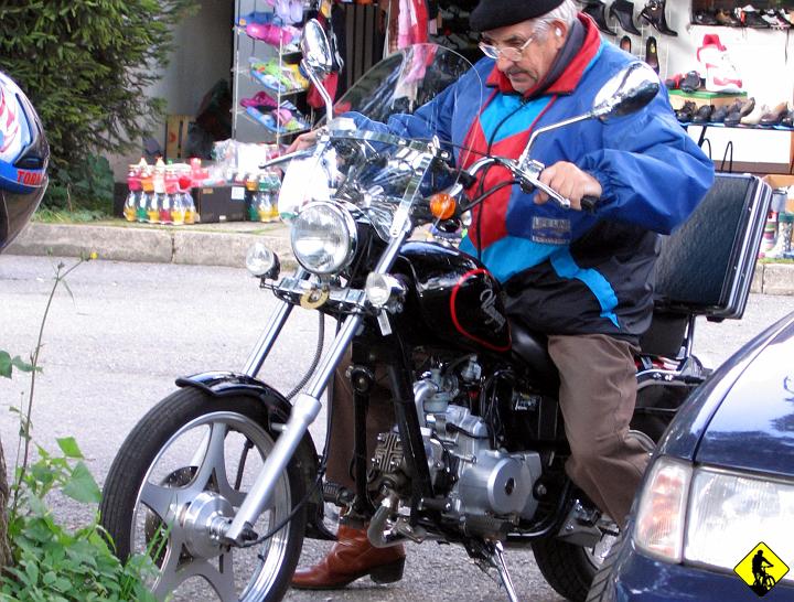 foto 008.jpg - Cud okazał się rowerzystą i sprawił, że od czwartu nie padało, a w sobotę było słonecznie i bezwietrznie. Statkiem lądujemy w Porąbce (B.Mały), właściwie to mogliśmy w Międzybrodziu Bialskim, ale... to my :) Na zdjęciu pewien dziadzia przeżywający chyba już czwartą młodość. Jurek twierdzi, że założył kask (widoczny po lewej) na myckę, którą aktualnie ma na głowie :) A zanim ruszył, sprawdził dokładnie czy ma wszystkie światła, kierunkowskazy i neseser za plecami :)